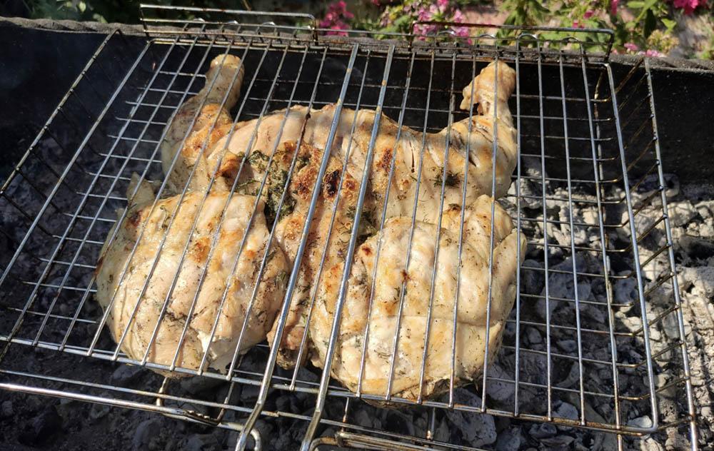 Угольный гриль и курица