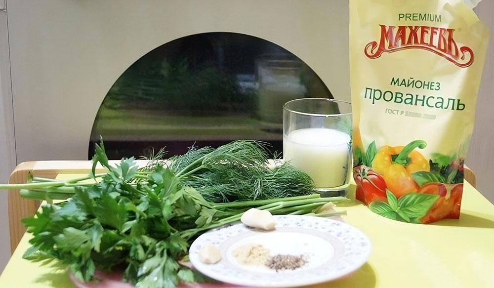 Майонез, зелень и специи