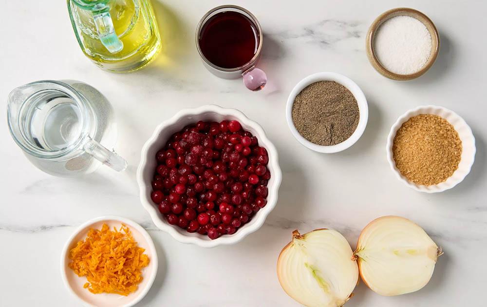 Ингредиенты для приготовления брусничного маринада Брусника, лук, масло