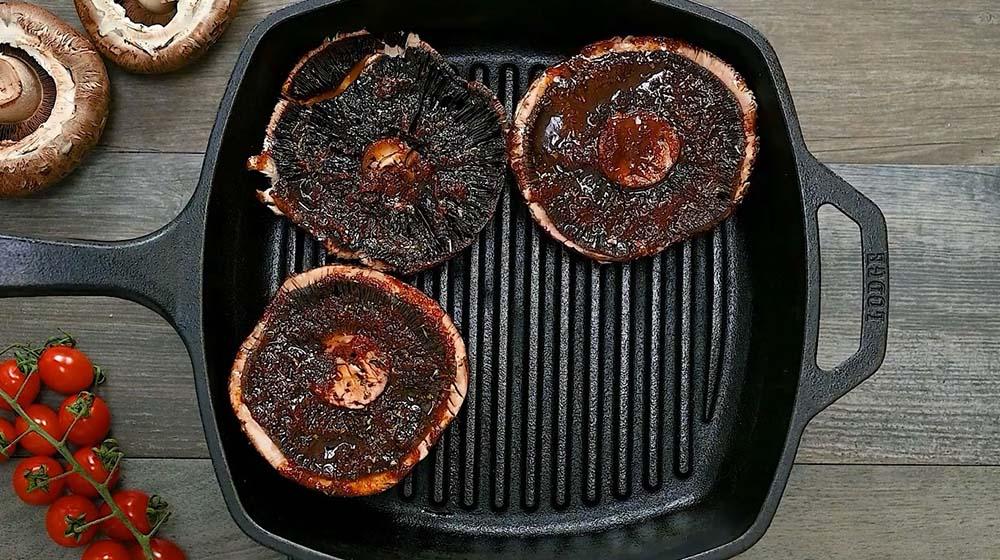 Грибы на сковороде