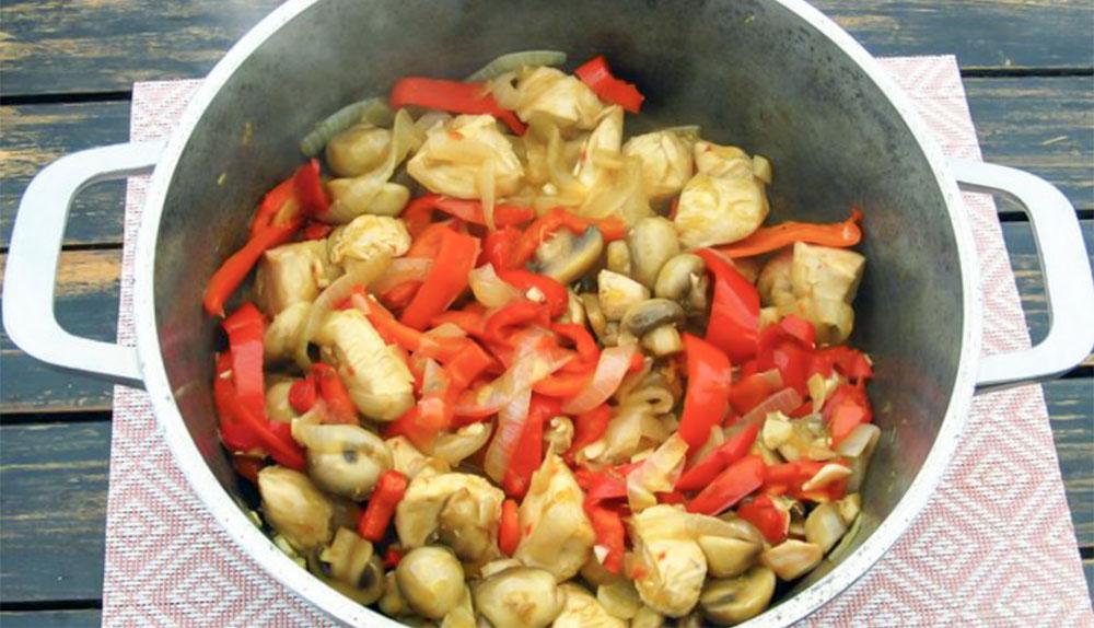 Грибы, перец и лук