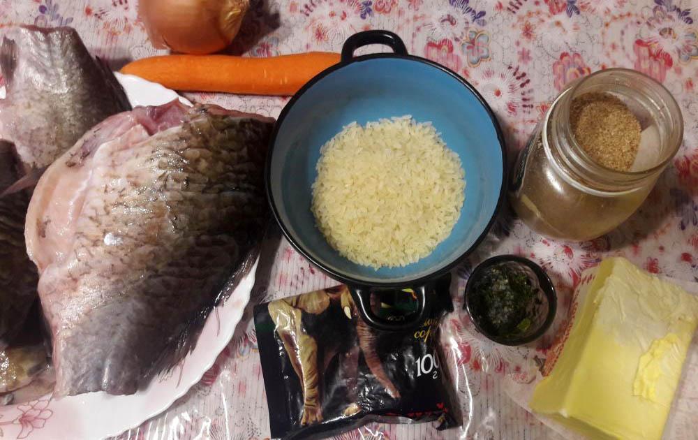 Ингредиенты для приготовления фаршированных карасей Караси, рис, морковь, лук