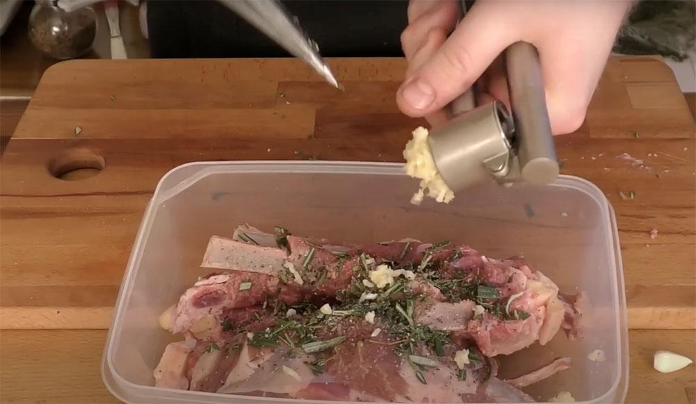 Выдавливание чеснока через пресс Каре и чеснок