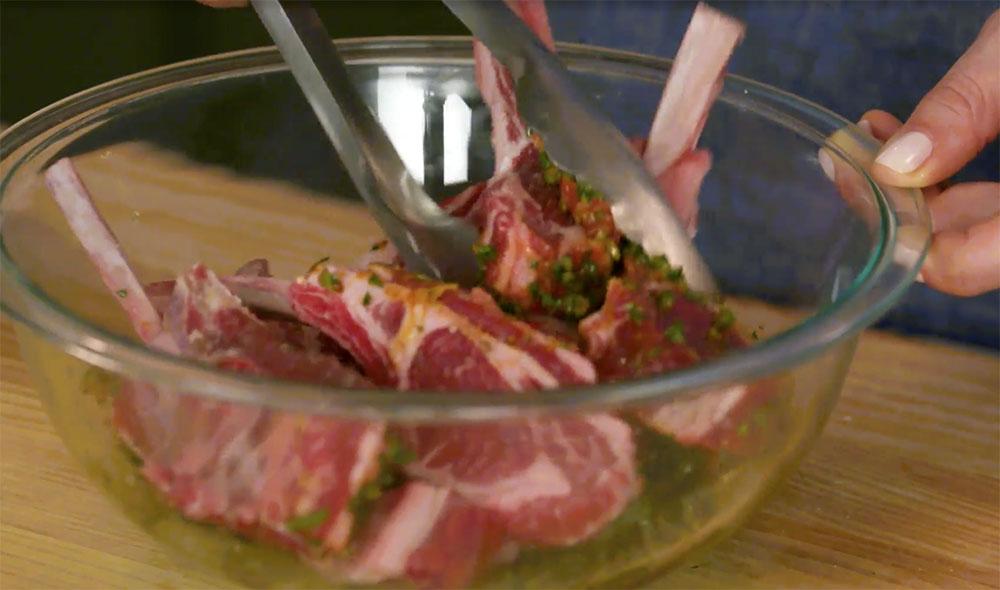 Маринование каре ягнёнка в масле с душистыми травами Каре и травы