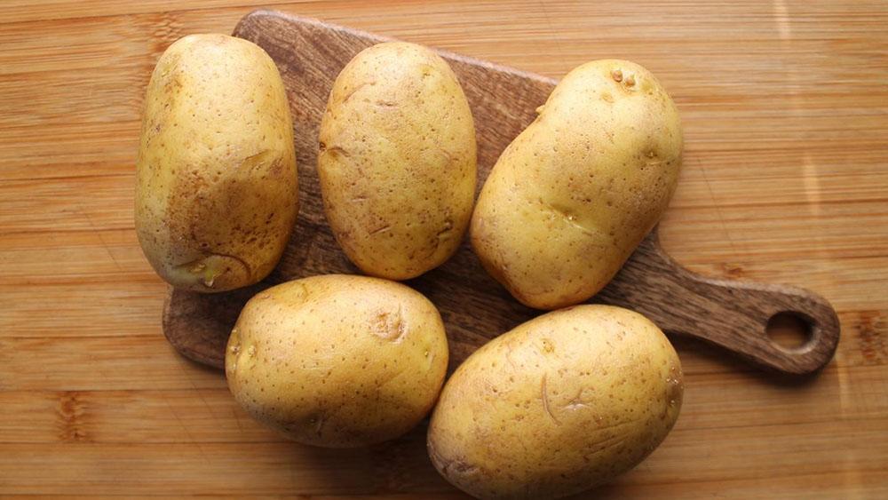 Молодой картофель для приготовления на гриле Картофель для гриля