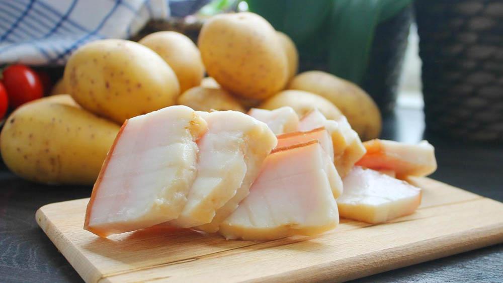 Ингредиенты для приготовления картофеля с салом Картофель и сало
