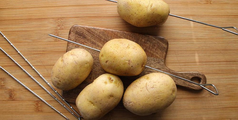 Нанизывание картофеля на шпажки Картофель и шпажка