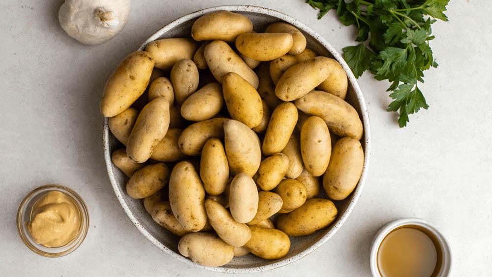 Ингредиенты для приготовления картофеля с горчицей Картофель, масло, горчица