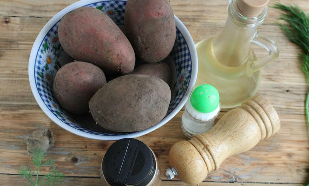 Ингредиенты для приготовления картофеля-гриль Картофель, масло и специи