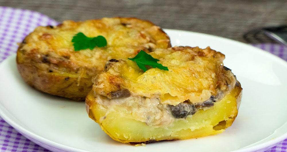 Фаршированные картофельные клубни, приготовленные на гриле Картофель с грибами и сыром