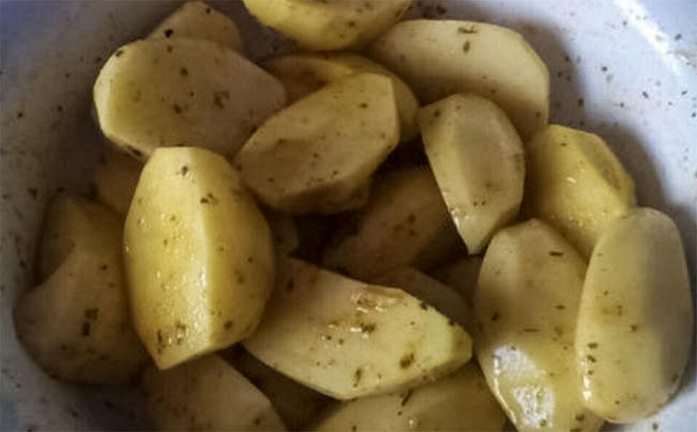 Заправка картофеля маслом и специями Картофель со специями