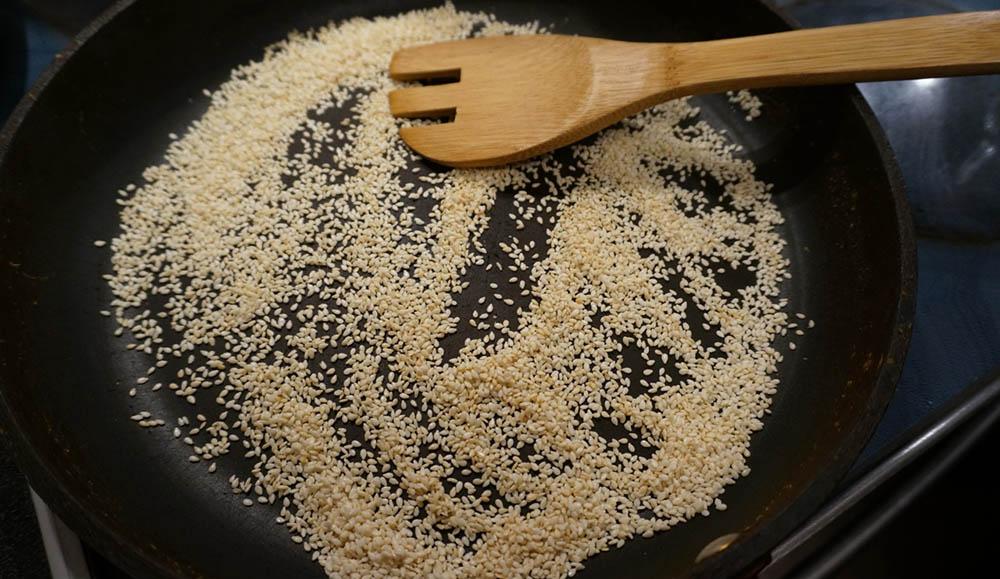 Кунжут на сковороде