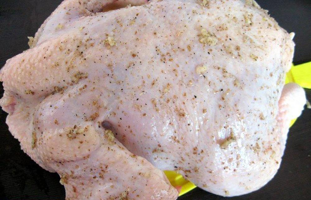 Натирание курицы чесноком и специями Курица с чесноком