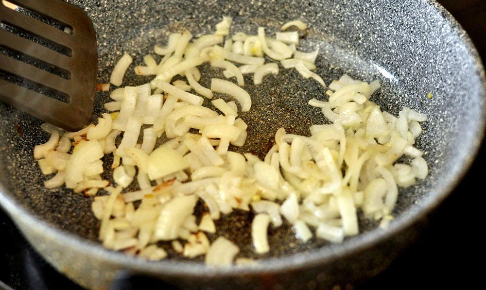 Обжаривание лука на сковороде Лук для картофеля