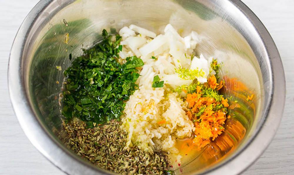 Смешивание ингредиентов для кубинского маринада Лук, зелень и цедра