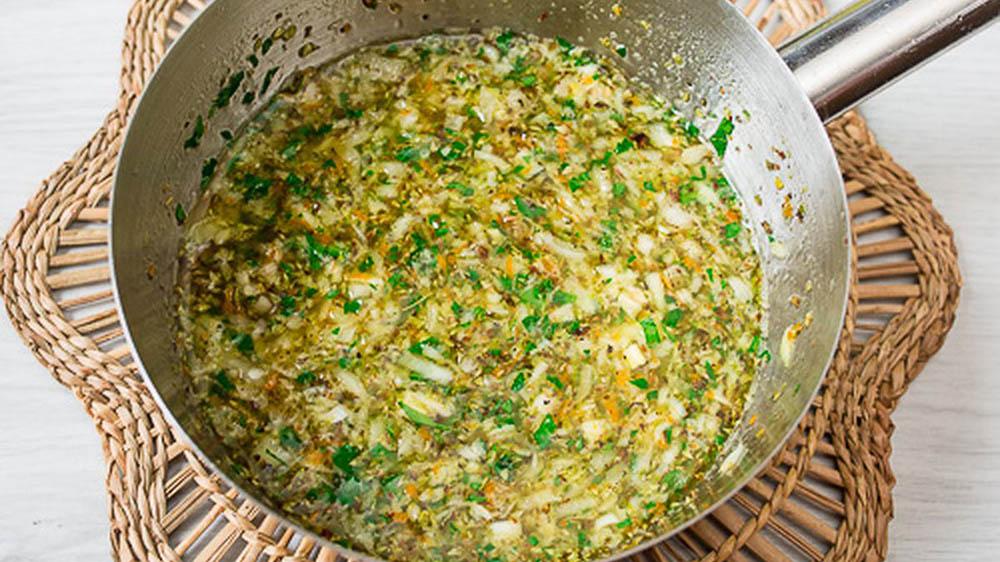 Добавление раскалённого масла к сухим ингредиентам Масло для кубинского маринада