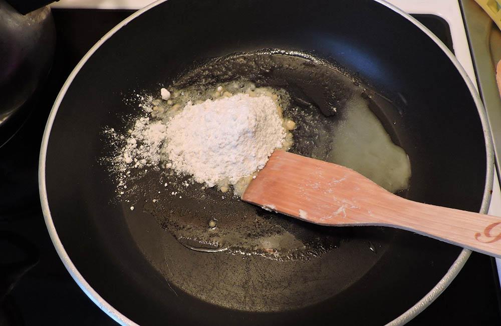 Обжаривание муки на масле Масло и мука