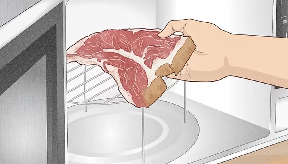 Выкладывание мяса на подставку в микроволновке Мясо на решётке