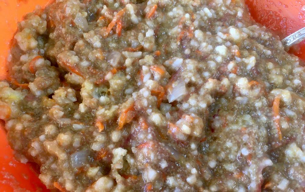 Добавление сырой икры в начинку Рис с икрой