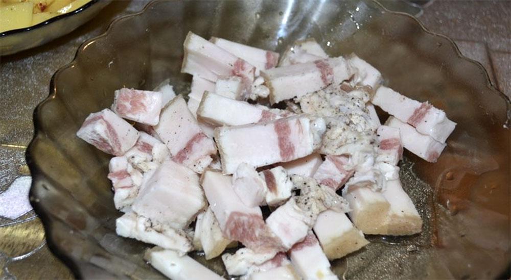 Нарезанное кубиком сало для пирога Сало для пирога