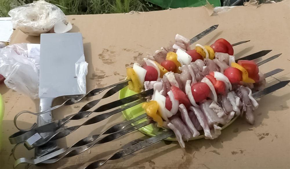 Нанизывание щуки с овощами на шампуры Шашлык с овощами на шампурах