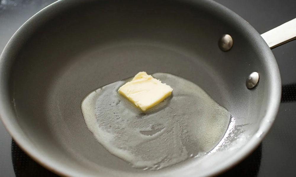 Сливочное масло на сковороде