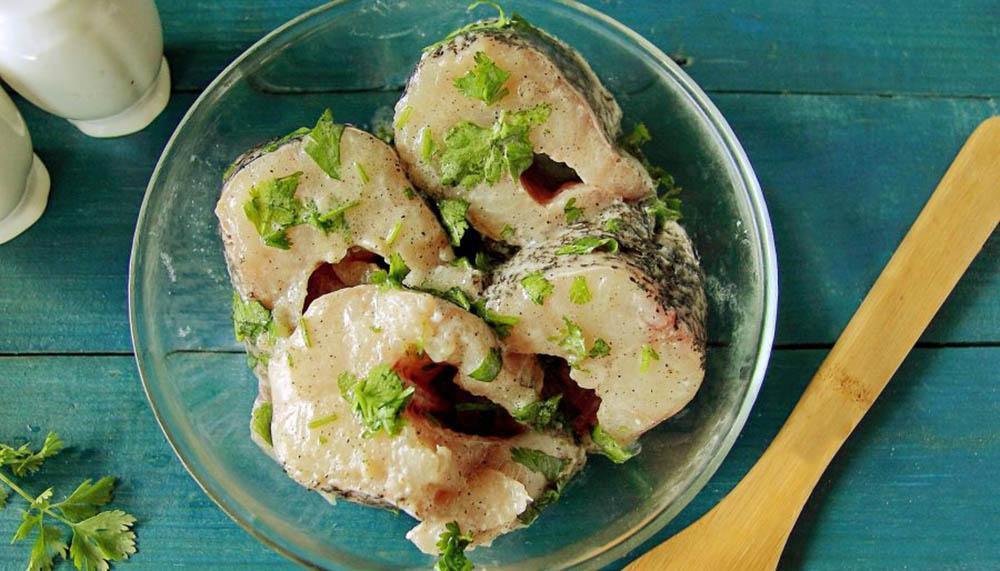Маринование стейков щуки в масле лимонном соке Стейки щуки и маринад