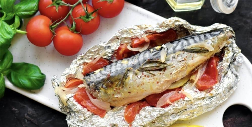 Скумбрия с помидорами