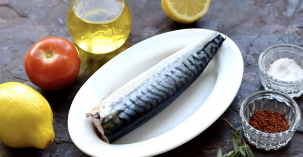 Скумбрия, помидор и лимон
